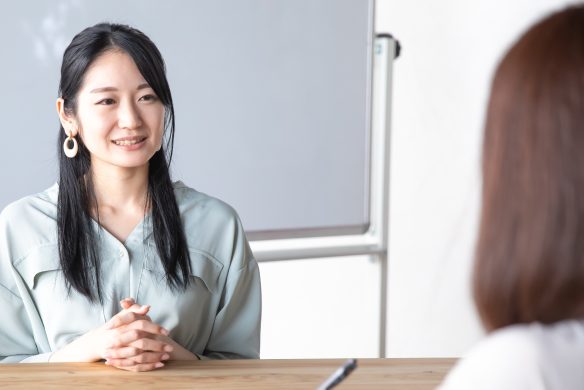 笑顔で会話をしている様子の女性