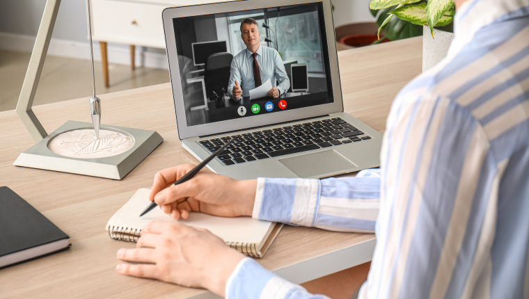 オンラインインタビューとは？手法の特徴・メリット・注意点を解説｜おすすめ調査会社5選も紹介