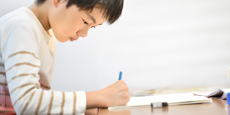 徹底比較！小学生向け通信教育の「タブレット」VS「紙テキスト」メリット・デメリット